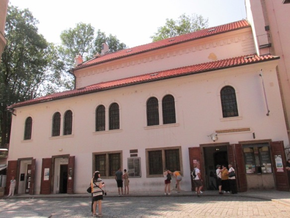 75 Jewish Museum lângă Pinkas Synagoga
